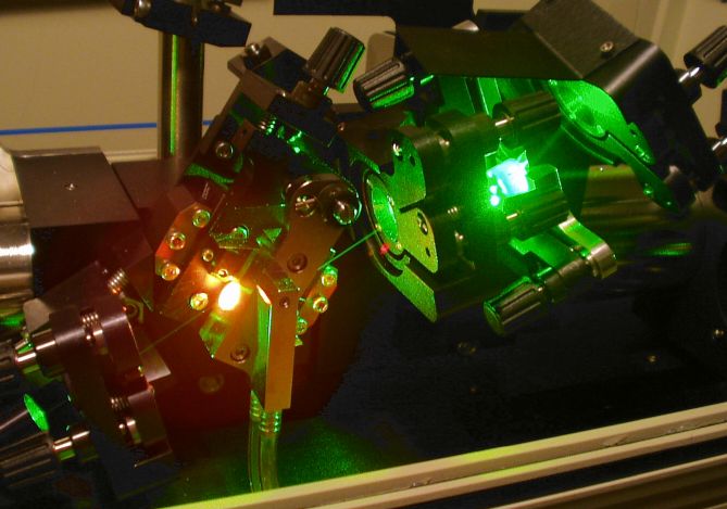 超短脈沖激光技術(shù)之飛秒激光器